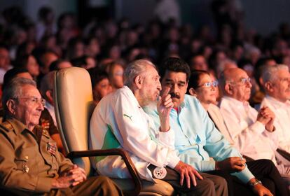 Fidel Castro (2-i), al presidente de Cuba, Raúl Castro (i), y al presidente de Venezuela, Nicolás Maduro (3-i), durante un acto de celebración de sus 90