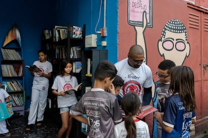 Flávio Ribeiro, en la biblioteca comunitaria Dodô da Portela, en Río de Janeiro.