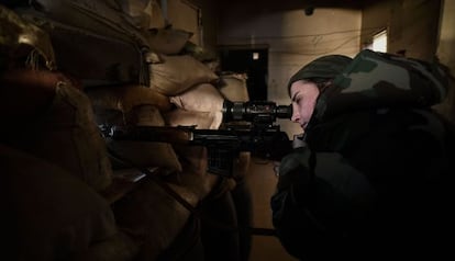Una de las francotiradores, en el frente de Daraya.