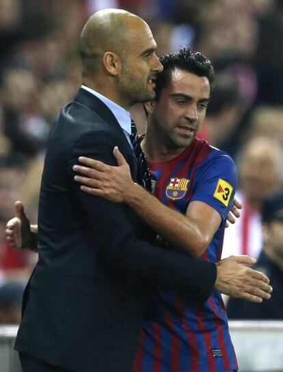 El entrenador del FC Barcelona, Josep Guardiola saluda a Xavi Hernández, en la final de la Copa del Rey