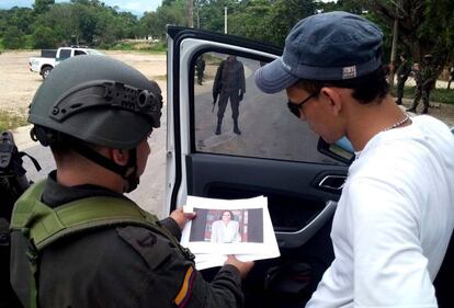 Efectivos de la polic&iacute;a buscan a la periodista espa&ntilde;ola Salud Hern&aacute;ndez-Mora y a los corresponsales de Noticias RCN en el Catatumbo.