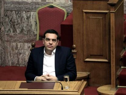 El primer ministro griego Alexis Tsipras participa en una sesi&oacute;n del Parlamento.