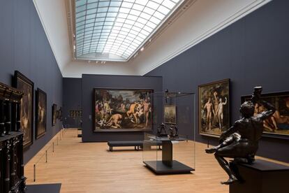 El Rijksmuseum luce las obras de artistas como Rembrandt, Vermeer, Jan Steen, Adriaen Coorte, Frans Hals y otros genios del siglo XVII, al que está dedicada esta sala del museo.
