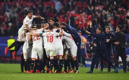 Los jugadores del sevilla celebran el empate ante el Liverpool.