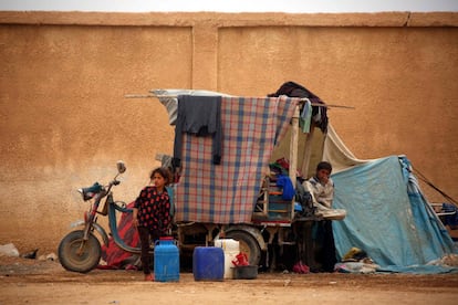 Displaced Syrian children, who fled the countryside surrounding the Islamic State (IS) group stronghold of Raqa, arrive at a temporary camp in the village of Ain Issa on April 28, 2017. / AFP PHOTO / DELIL SOULEIMAN