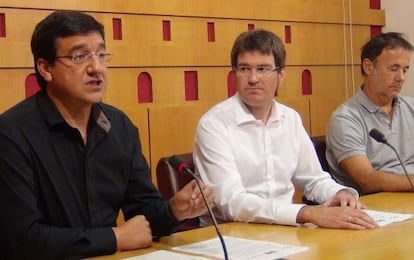 De izquierda a derecha, Patxi Lazcoz (PSE), Gorka Urtaran (PNV) y Kike Fernández Pinedo (Bildu).