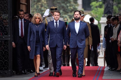 Brigitte Macron, Emmanuel Macron y Gabriel Boric ingresan al Palacio de La Moneda, este mircoles en la capital chilena. 