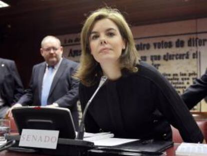 La vicepresidenta del Gobierno, Soraya Sáenz de Santamaría, durante su comparecencia en la Comisión Constitucional del Senado para informar de la actividad de su departamento en el primer año de legislatura y sus previsiones de futuro, así como para dar cuenta del informe sobre la reforma de las administraciones públicas.