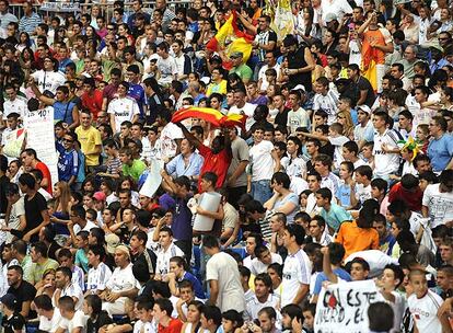 Cientos de aficionados pueblan el graderío del Santiago Bernabéu horas antes de la presentación del delantero