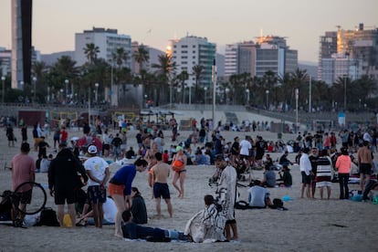 Bañistas este viernes en la playa de la Mar Bella de Barcelona.