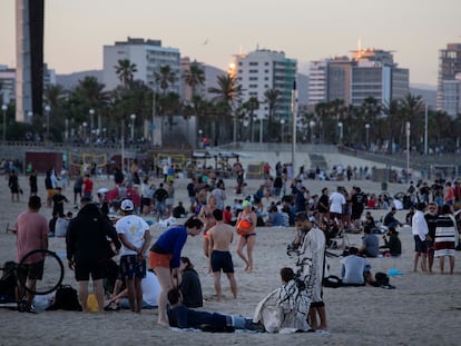 Bañistas este viernes en la playa de la Mar Bella de Barcelona.