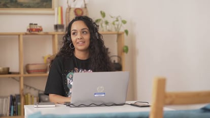 Nazaret, una joven gitana de 22 años, ha descubierto en la informática una pasión que ahora le permite trabajar y seguir emprendiendo