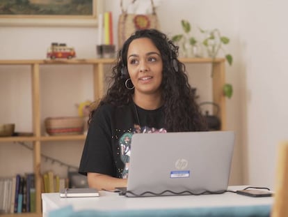 Nazaret, una joven gitana de 22 años, ha descubierto en la informática una pasión que ahora le permite trabajar y seguir emprendiendo