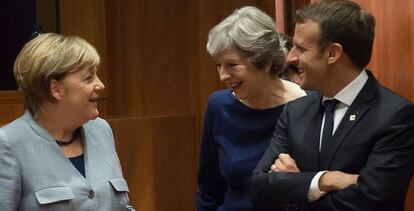 Merkel, May y Macron conversan durante la cumbre europea.