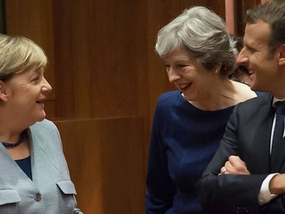 Merkel, May y Macron conversan durante la cumbre europea.