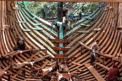 Varios operarios trabajan en la construcción de 'Ceiba', el mayor barco de carga a vela del mundo, en Punta Morales, provincia de Puntarenas, Costa Rica. En un "astillero ecológico", docenas de personas trabajan este buque de carga que no utilizará ningún combustible fósil para navegar.