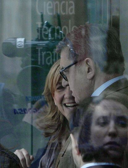 La infanta Cristina junto al secretario personal de las Infantas, Carlos García Revenga, a la salida de la clínica La Milagrosa.