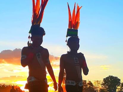 Los mebêngôkre son un pueblo de guerreros, con lengua propia, el kayapó, que vive en cuatro tierras indígenas que se extienden del norte del estado de Mato Grosso al sur y al oeste del estado de Pará.