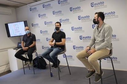 Deusto Business School y Fundación CITI renuevan su colaboración para convocar una nueva edición de Citizen Bootcamp, un programa de alto rendimiento que pone a disposición de jóvenes emprendedores conocimientos, recursos y contactos, para ayudarles a dar forma a sus ideas y hacer crecer su negocio.
El programa, que iniciará próximamente su quinta edición, condensa contenidos formativos propios de un MBA y los adapta a la realidad de los nuevos negocios, complementando este apoyo con el asesoramiento de mentores y expertos, una agenda de actividades de networking y la cesión de espacios de trabajo compartidos en la sede de Deusto Business School. El objetivo es facilitar tanto el arranque de nuevas empresas como el crecimiento de las que ya están en marcha.
La edición 2021-2022 será mixta, modulándose los contenidos presenciales y digitales en función de la evolución de la situación sanitaria. Desde 2017, han participado en él 262 emprendedores, la gran mayoría menores de 30 años.