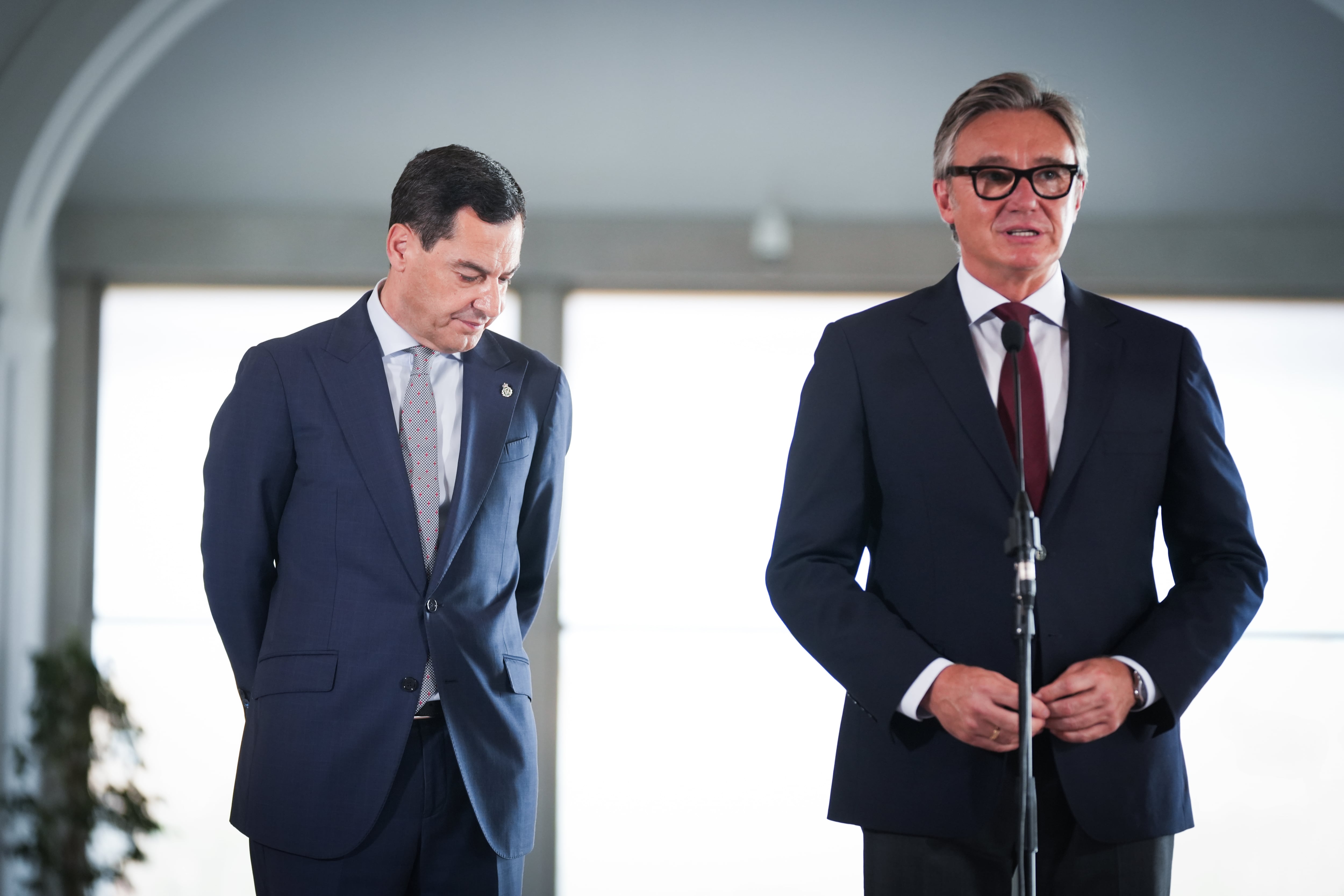 Moreno asume un pacto con Vox más a la derecha que los demás barones del PP