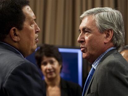 Chávez salud con el embajador español en Caracas, Dámaso de Lario
