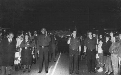 Una comitiva lleva una ofrenda floral desde Madrid hasta el Valle de los Caídos la madrugada del 19 al 20 de noviembre de 1983, en el octavo aniversario de la muerte de Franco.