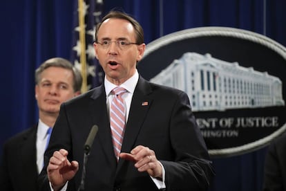 El número dos del Departamento de Justicia Rod Rosenstein junto al director del FBI Christopher Wray durante la rueda de prensa.