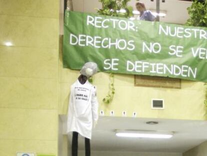 Motivos de protesta en el Rectorado de la Complutense.