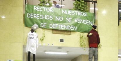 Motivos de protesta en el Rectorado de la Complutense.