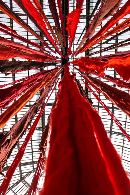 'Quipu menstrual (la sangre de los glaciares)', 2006/2023, obra de la artista chilena Cecilia Vicuña que representa la regla y, a la vez, el deshielo de los glaciares por la minería.
