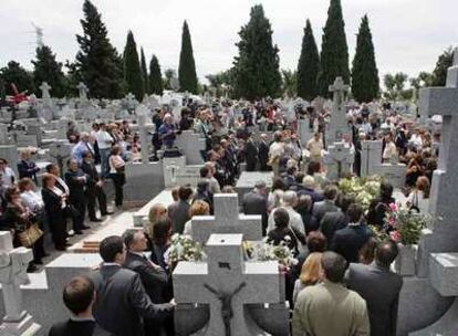 Trabajadores del Grupo PRISA, en el cementerio.