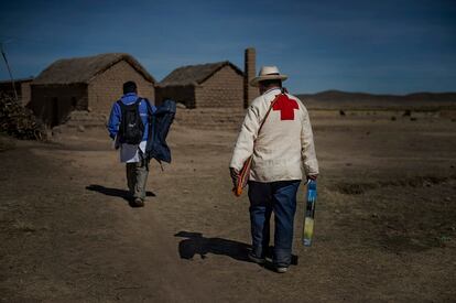 Visita domiciliaria en la comunidad Antipampa, en el altiplano del Departamento de La Paz, Bolivia, del Médico Tradicional, Francisco Mamani Quintana y de un Médico académico del Programa Mi Salud, Dr. Álvaro Villanueva Gutierrez.