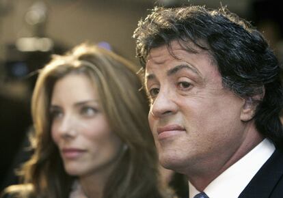 Sylvester Stallone, en 2006, con el rostro visiblemente cambiado, escucha una intervención en un evento en Washington junto a su mujer, Jennifer Flavin. El matrimonio lleva junto desde 1997.