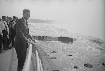 John F. Kennedy en las cataratas del Niagara.