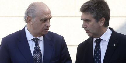 Jorge Fernández Díaz conversa con Ignacio Cosidó, la pasada semana.
