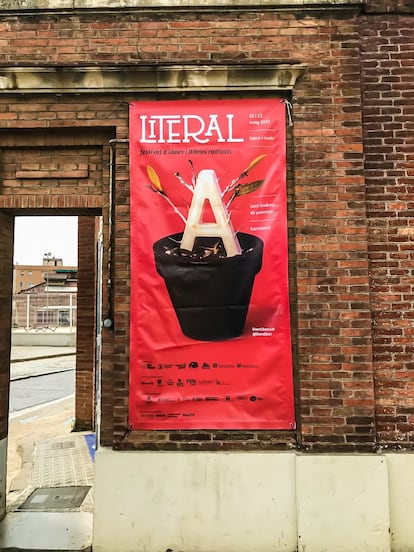 Cartel de la 7ª feria Literal, en la antigua fábrica Fabra i Coats de Barcelona.