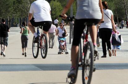 Las sendas de Madrid Río no distinguen entre paseantes, ciclistas, corredores y patinadores.