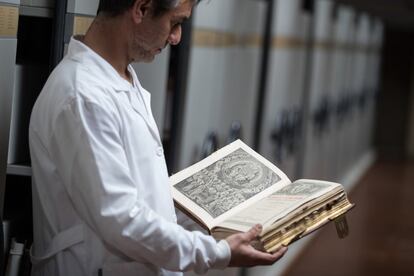 El archivo, además de manuscritos, alberga libros impresos atesorados por los párrocos gallegos desde el año 829.