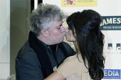 Pedro Almodóvar besa a Penélope Cruz a su paso por la alfombra roja del Centro de Convenciones del Fórum.