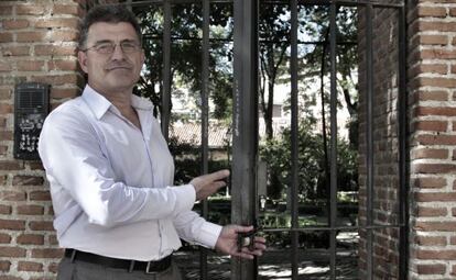 El empresario teatral Enrique Salaberría en la puerta de los Jardines del Príncipe de Anglona.