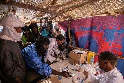 La cooperación internacional en Níger aprovecha el encuentro para dotar de ayuda humanitaria a la población nómada. Durante los últimos años, Unicef, el Programa Conjunto de las Naciones Unidas sobre SIDA, y el Gobierno de Níger organizan jornadas gratuitas y voluntarias de identificación de nuevos casos y sensibilización sobre la enfermedad para una comunidad que prácticamente desconoce toda información sobre el virus. 