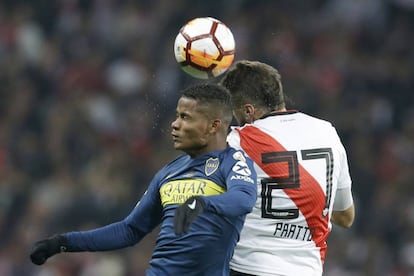 Wilmar Barrios de Boca y Lucas Pratto de River Plate, luchan por la pelota.