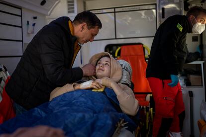 El padre de Nastia se despide de su hija en la ambulancia en el inicio de su viaje hacia Alemania . 