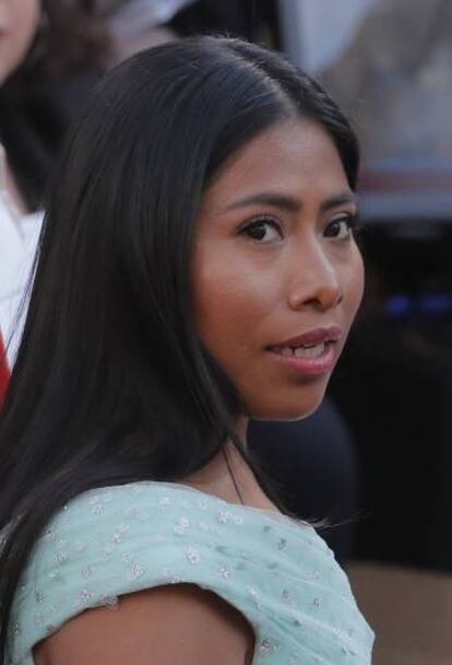 Yalitza Aparicio en la alfombra roja de los Oscar.