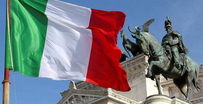 Bandera de Italia en el centro de Roma.