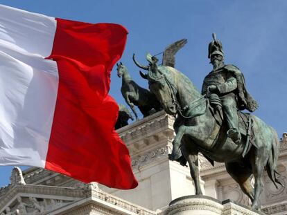 Bandera de Italia en el centro de Roma.