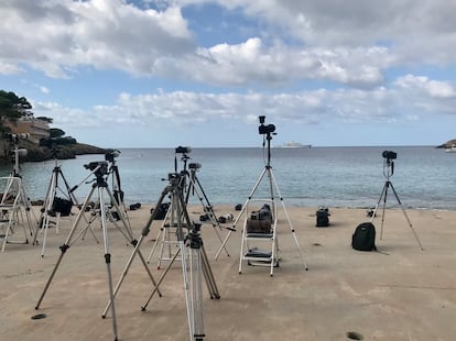 Trípodes y cámaras auténticos de los años ochenta y noventa preparados para el rodaje de la escena de 'The Crown'.