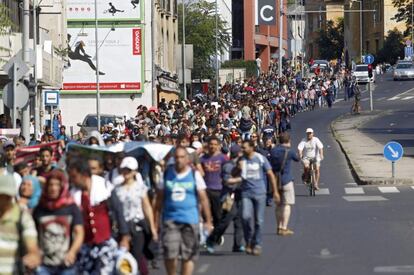 Refugiados cruzan el Elisabeth Bridge de Budapest en Hungría.