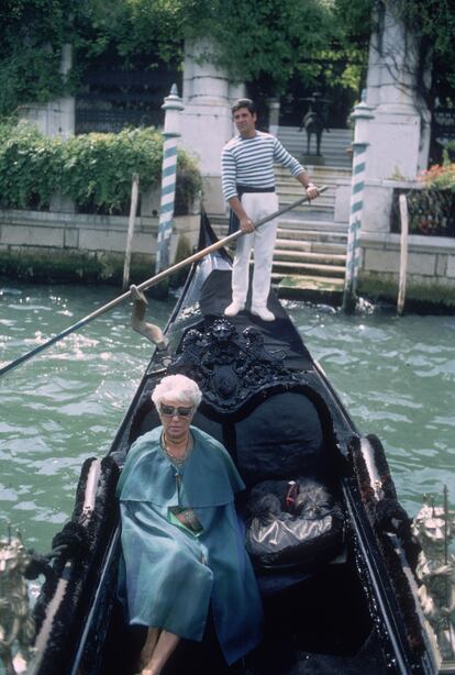 Peggy Guggenheim, con una máscara, subida en una góndola sobre el Gran Canal, en Venecia. En esta ciudad convirtió su residencia en un santuario del arte moderno. Su legado perdura en la Colección Peggy Guggenheim, uno de los museos más emblemáticos
de la villa.