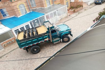 Volqueta con explosivos cerca al Batallón Bolívar, en Tunja, este sábado.